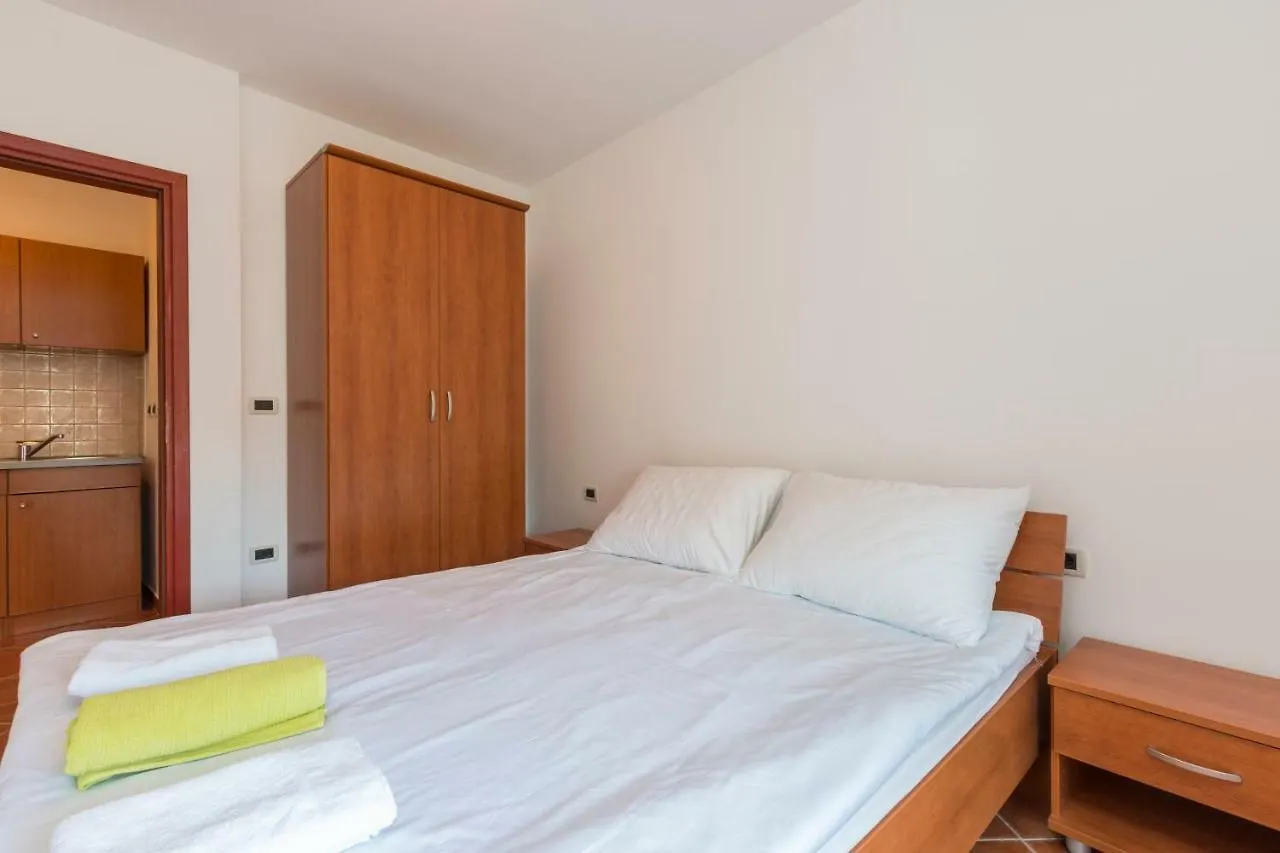 Apartments Riva Medulin 0*,